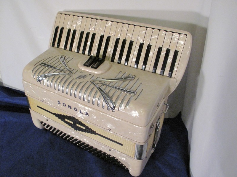 Sonola compact 120 bass piano accordion white