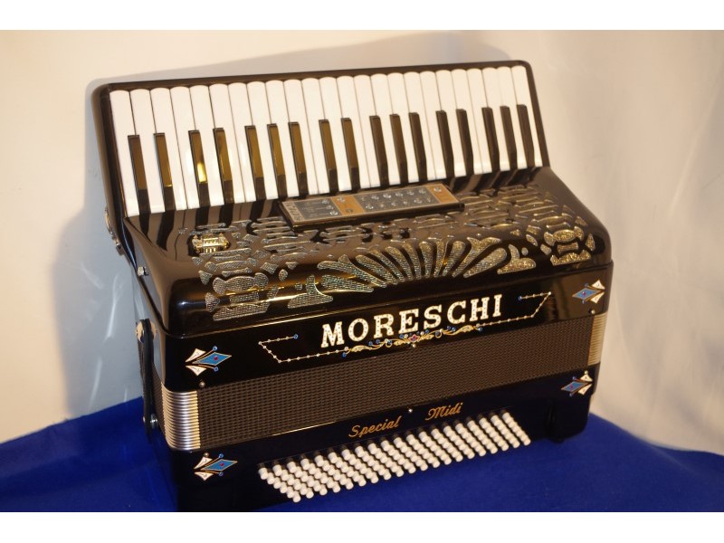 Moreschi reedless decorated lightweight accordion