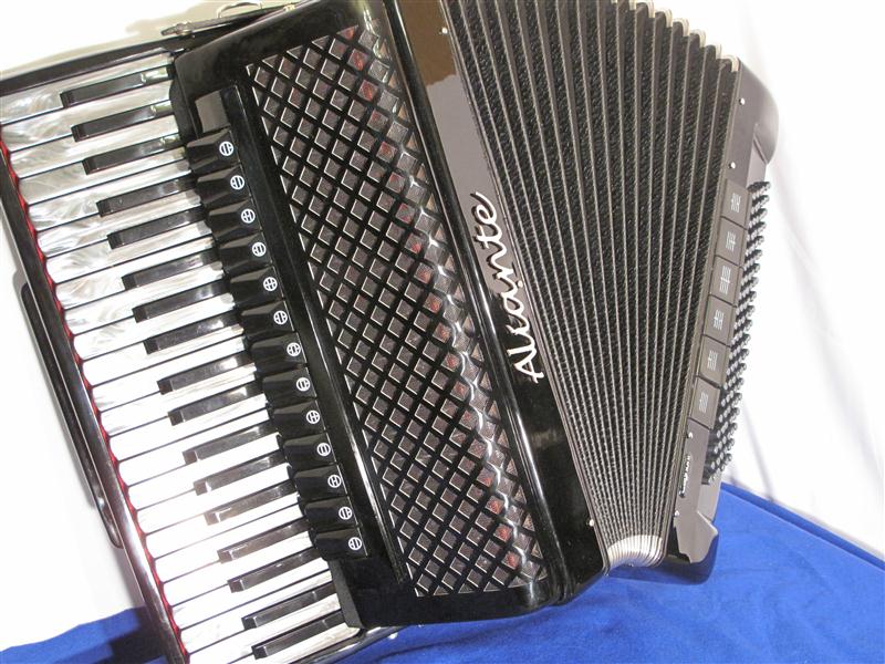 Aliante 4 voice grey pearloid key black piano accordion