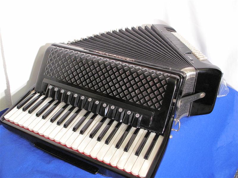 Aliante 4 voice white pearloid key black piano accordion