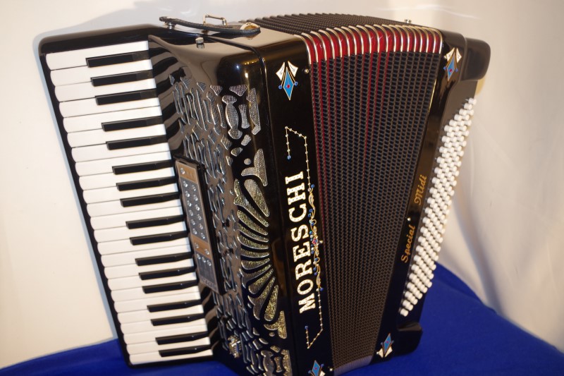 Moreschi reedless decorated lightweight accordion
